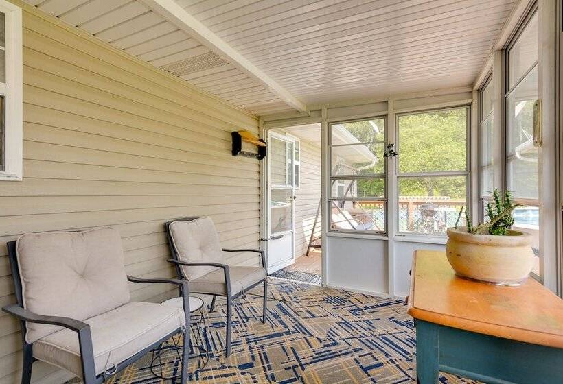 Cozy Stafford Home W/ Outdoor Pool: Pets Welcome!