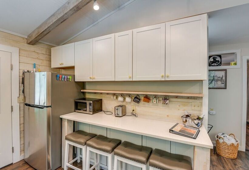 Cozy Tennessee Retreat W/ Patio & Charcoal Grill!