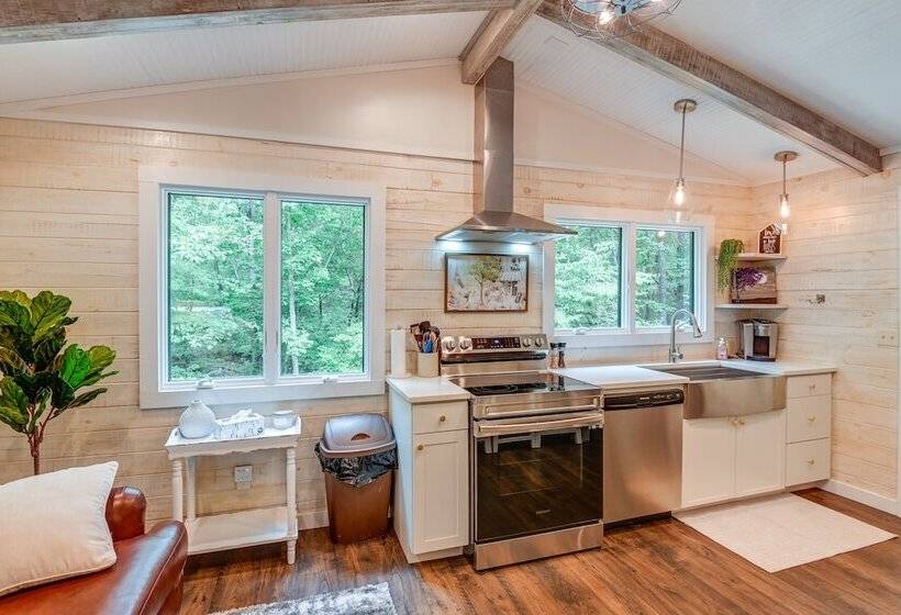 Cozy Tennessee Retreat W/ Patio & Charcoal Grill!