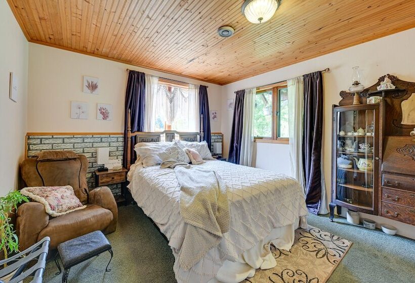 Cozy Wisconsin Retreat W/ Deck, Grill & Fire Pit!