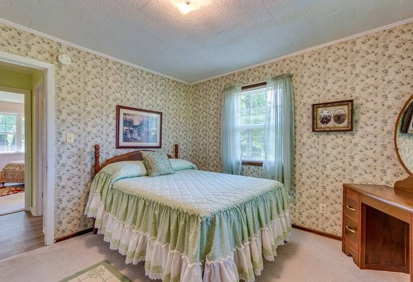 Delaware Vacation Rental: Walk To Lake Dardanelle!