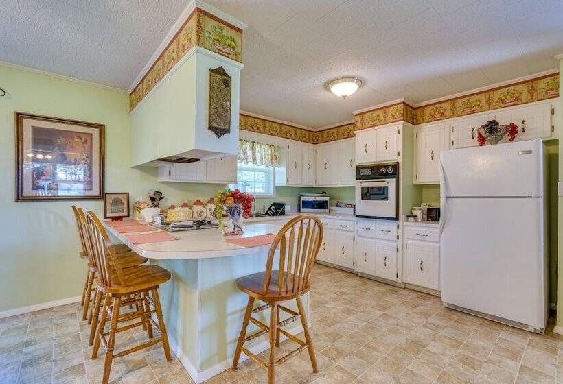 Delaware Vacation Rental: Walk To Lake Dardanelle!