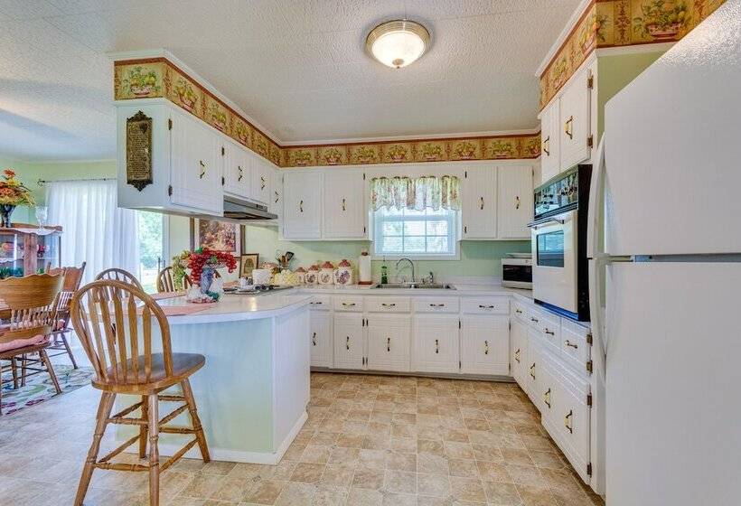 Delaware Vacation Rental: Walk To Lake Dardanelle!