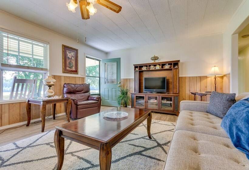 Delaware Vacation Rental: Walk To Lake Dardanelle!