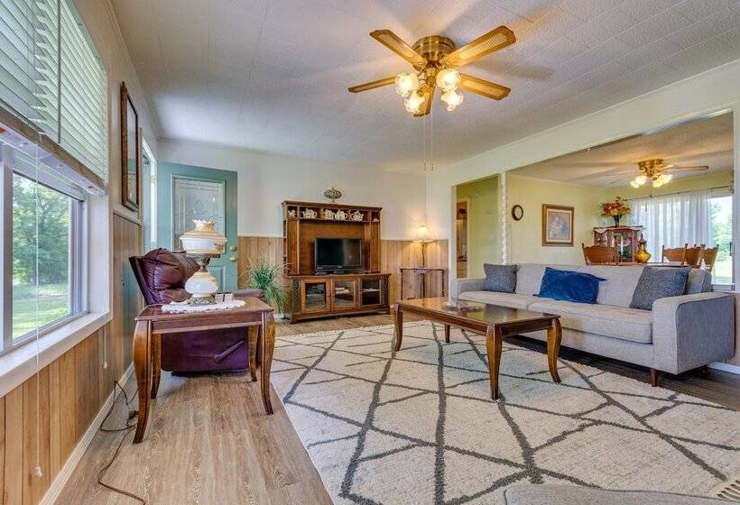 Delaware Vacation Rental: Walk To Lake Dardanelle!