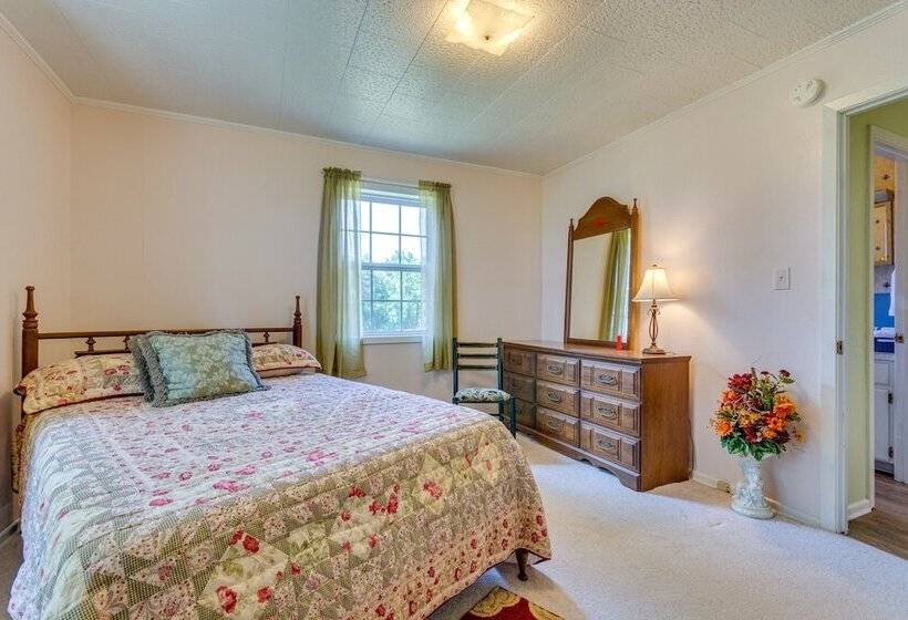 Delaware Vacation Rental: Walk To Lake Dardanelle!