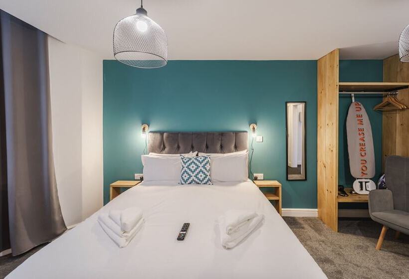 Deluxe Studio Apartments