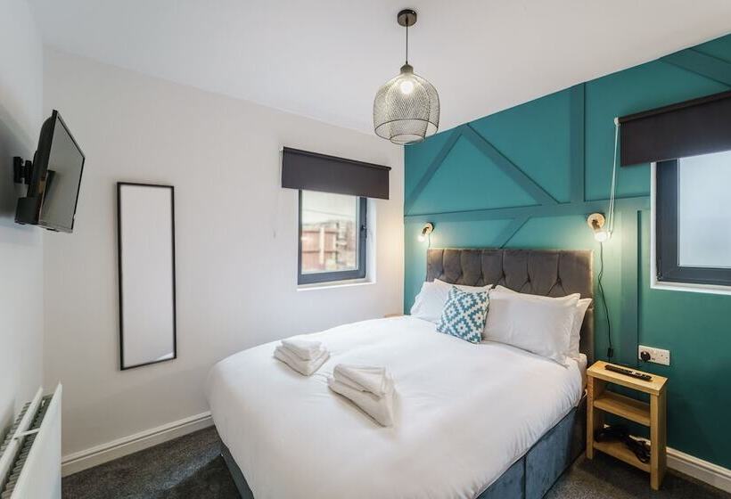 Deluxe Studio Apartments