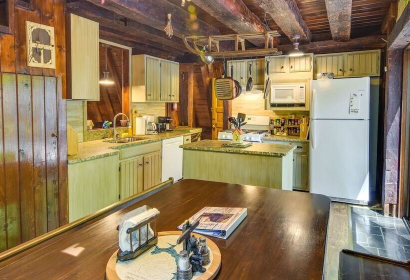 Family Friendly Dubois Cabin W/ Community Pool!