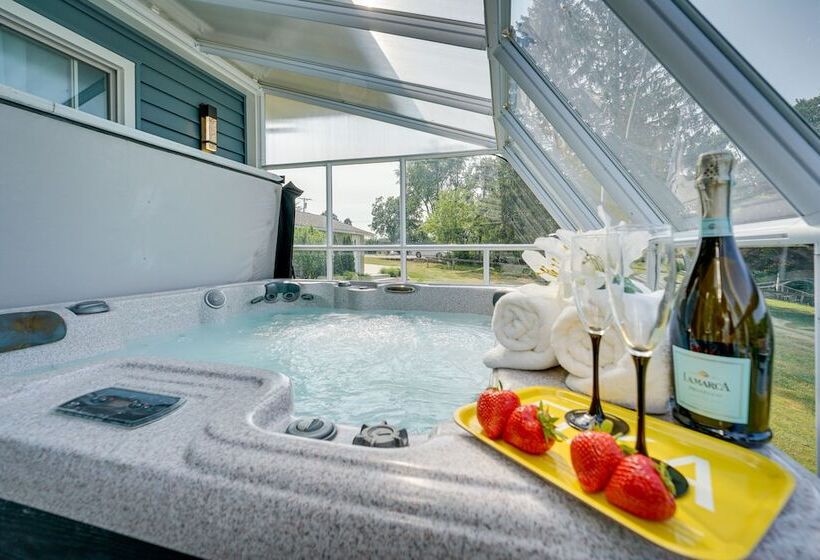 Vintage Susin Lake Cottage W/ Deck & Hot Tub!