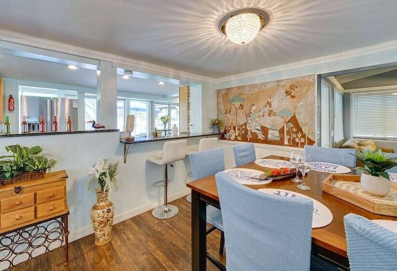 Vintage Susin Lake Cottage W/ Deck & Hot Tub!