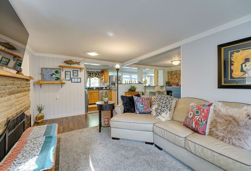 Vintage Susin Lake Cottage W/ Deck & Hot Tub!