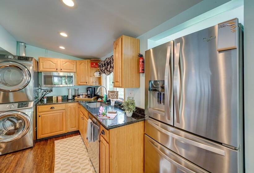 Vintage Susin Lake Cottage W/ Deck & Hot Tub!