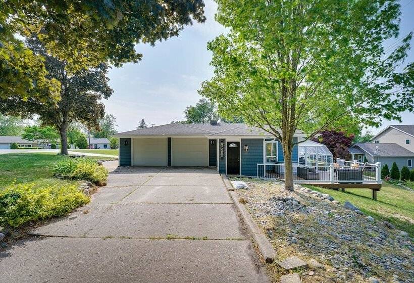Vintage Susin Lake Cottage W/ Deck & Hot Tub!