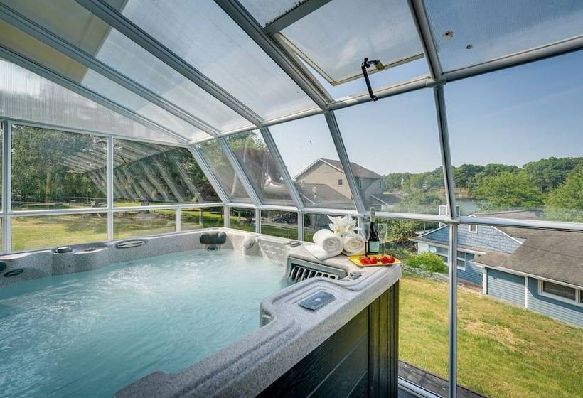 Vintage Susin Lake Cottage W/ Deck & Hot Tub!