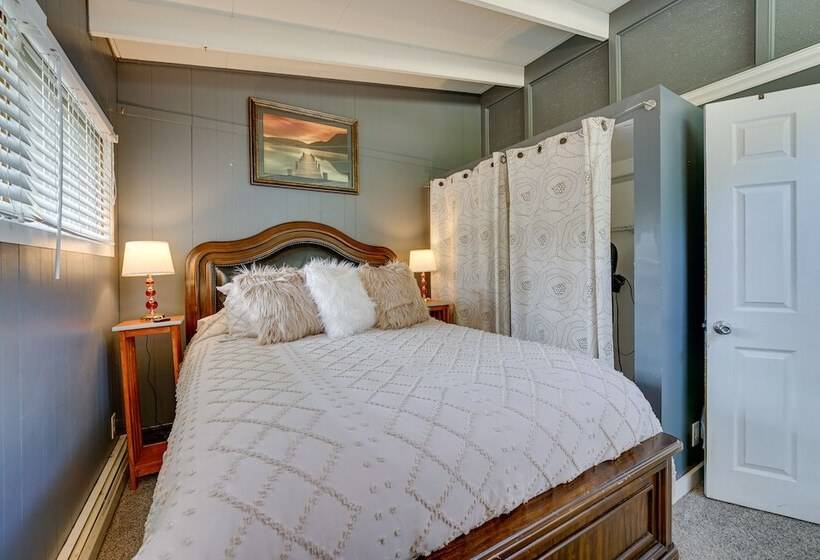 Vintage Susin Lake Cottage W/ Deck & Hot Tub!