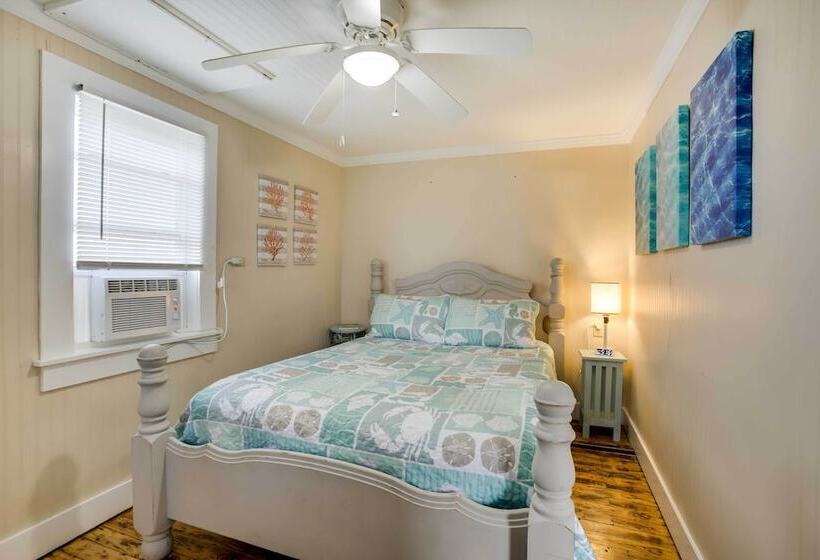 Golden Meadow Getaway: Patio, Grill, And Kayaks!