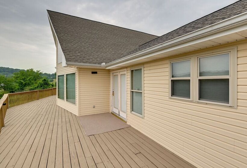 Gordonsville Retreat: Deck W/ Spectacular Views!
