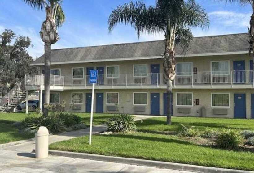 Отель Studio 6 Suites   Riverside, Ca South