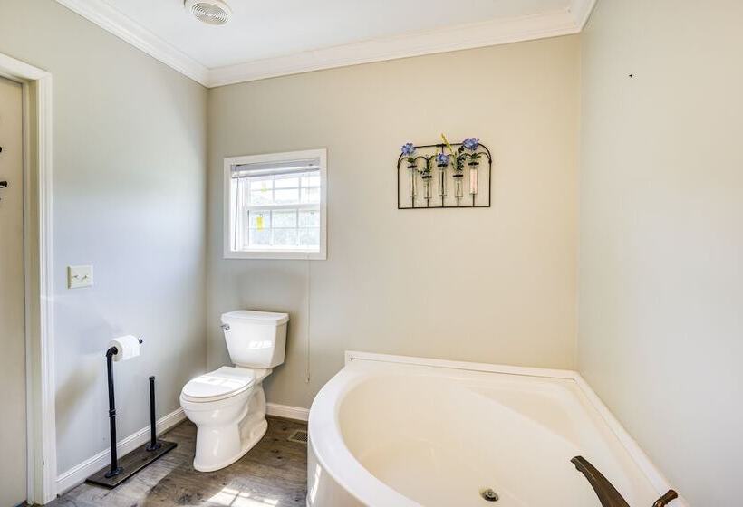 Jacksonville Home W/ Deck   30 Mi To Talladega!