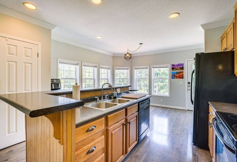 Jacksonville Home W/ Deck   30 Mi To Talladega!