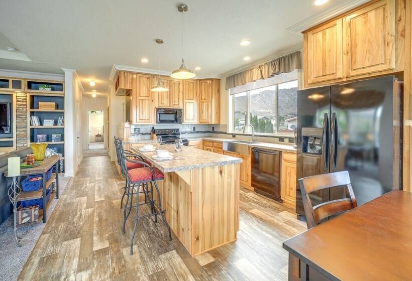 Lakefront Brewster Home W/ Yard Games & Hot Tub!