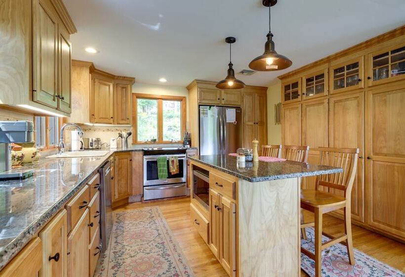 Lakefront Connecticut Retreat Near Uconn