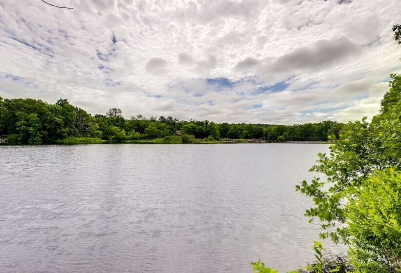 Lakefront Connecticut Retreat Near Uconn