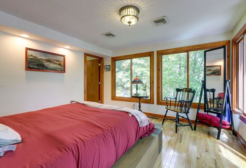 Lakefront Connecticut Retreat Near Uconn