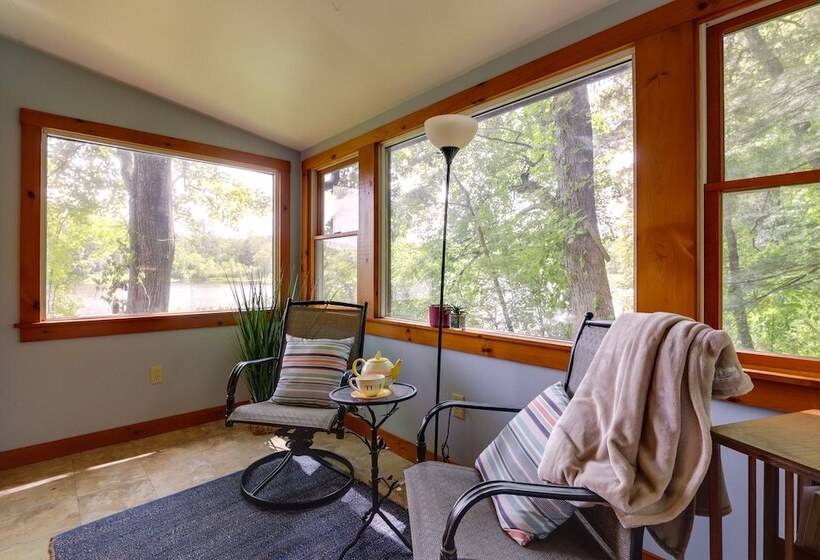 Lakefront Connecticut Retreat Near Uconn