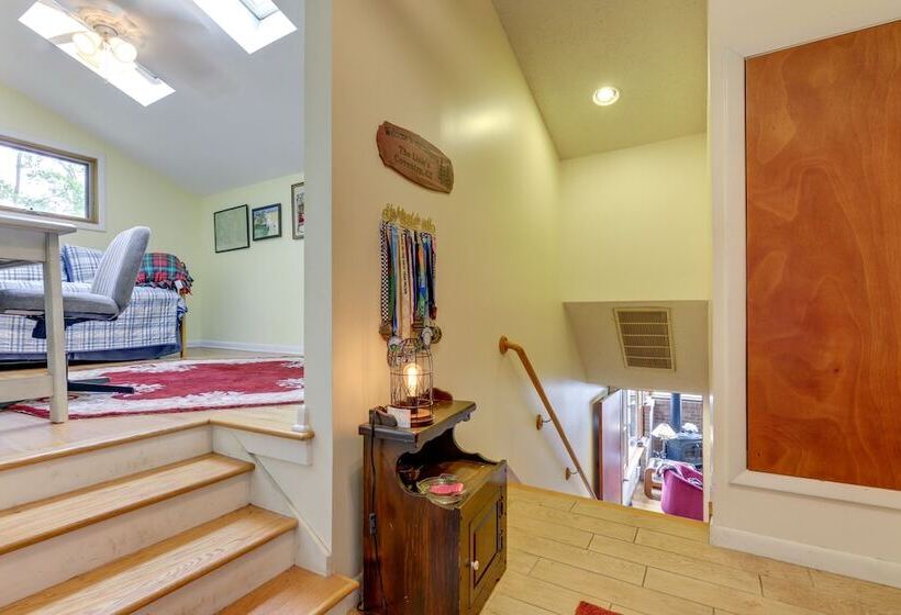 Lakefront Connecticut Retreat Near Uconn