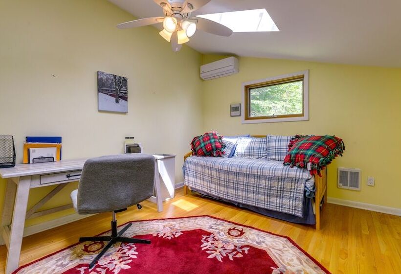 Lakefront Connecticut Retreat Near Uconn