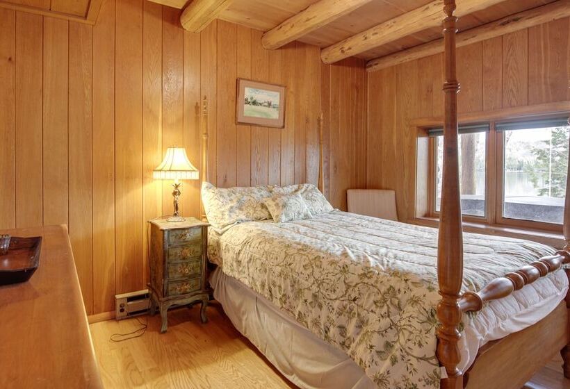 Lakefront Fence Home W/ Private Hot Tub!