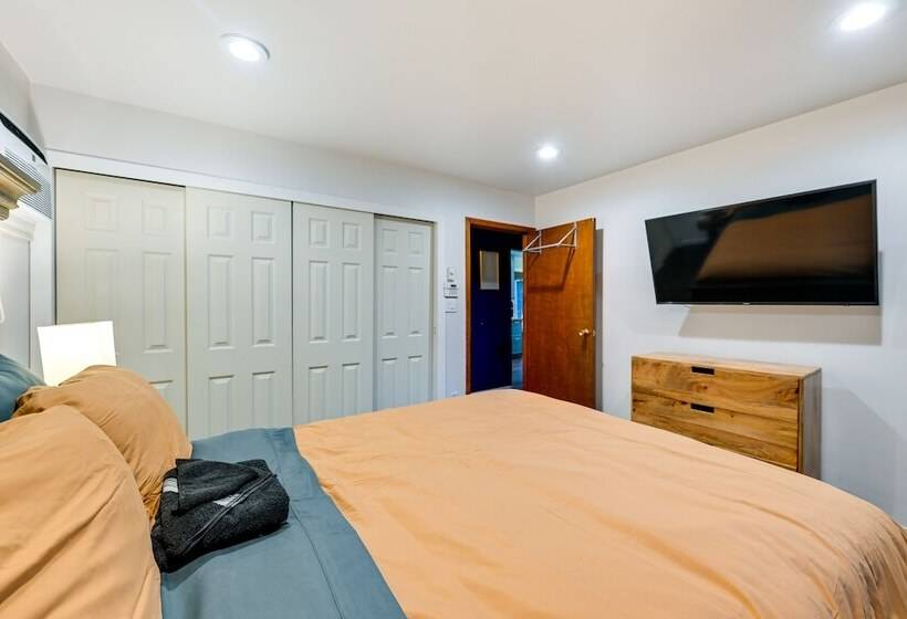 Long Island Home W/ Deck, Yard, 5 Mi To Beach!