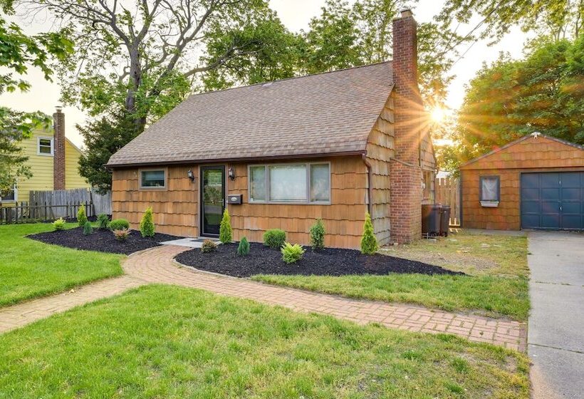 Long Island Home W/ Deck, Yard, 5 Mi To Beach!
