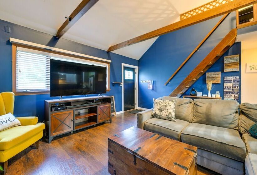 Long Island Home W/ Deck, Yard, 5 Mi To Beach!