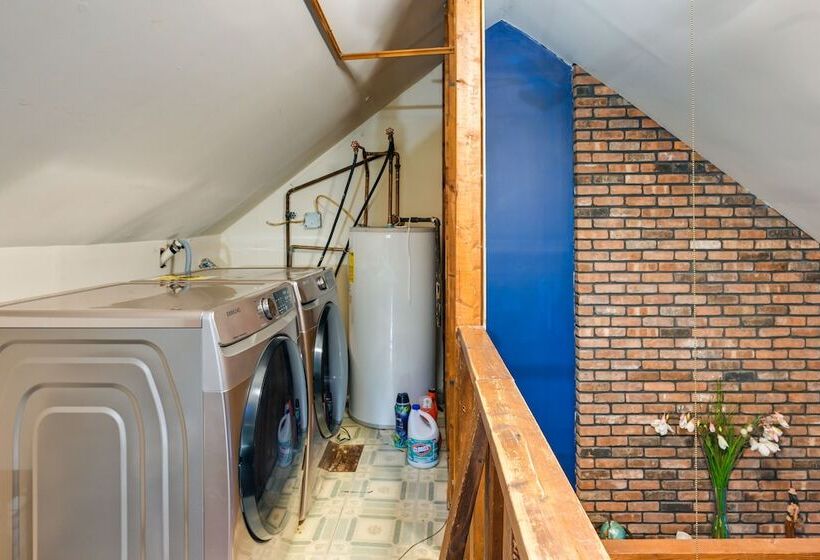 Long Island Home W/ Deck, Yard, 5 Mi To Beach!