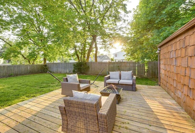 Long Island Home W/ Deck, Yard, 5 Mi To Beach!