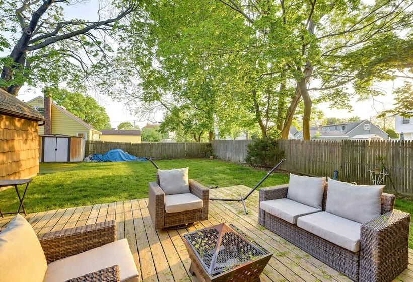 Long Island Home W/ Deck, Yard, 5 Mi To Beach!