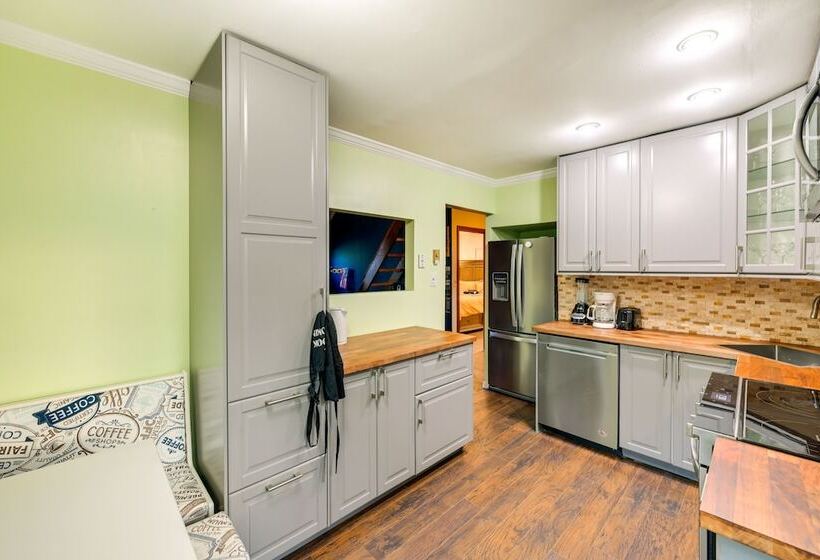 Long Island Home W/ Deck, Yard, 5 Mi To Beach!