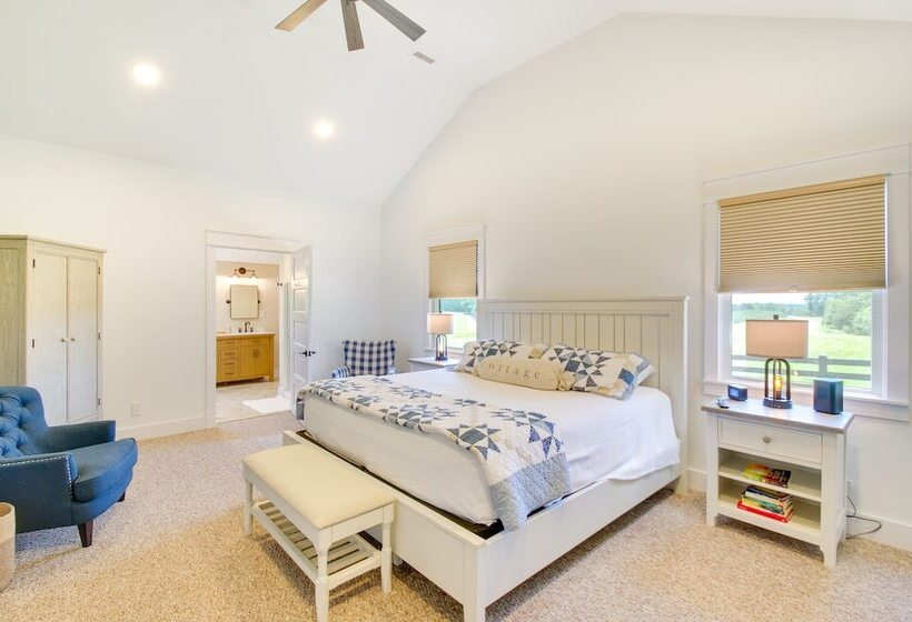 Modern Altavista Farmhouse W/ Countryside Views