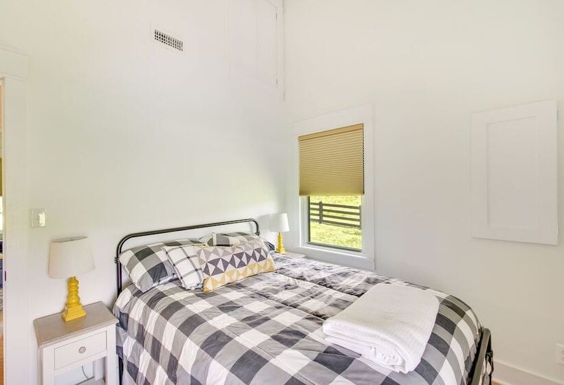 Modern Altavista Farmhouse W/ Countryside Views