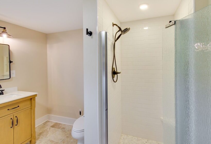 Modern Altavista Farmhouse W/ Countryside Views