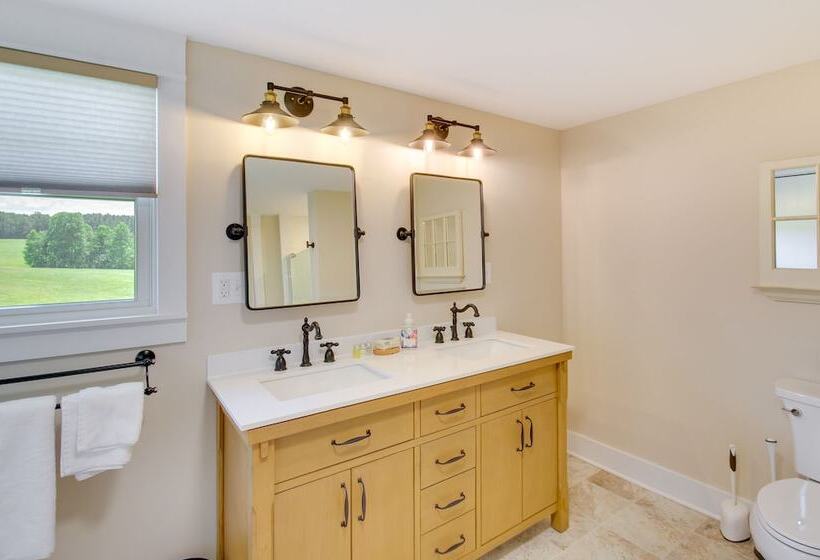 Modern Altavista Farmhouse W/ Countryside Views