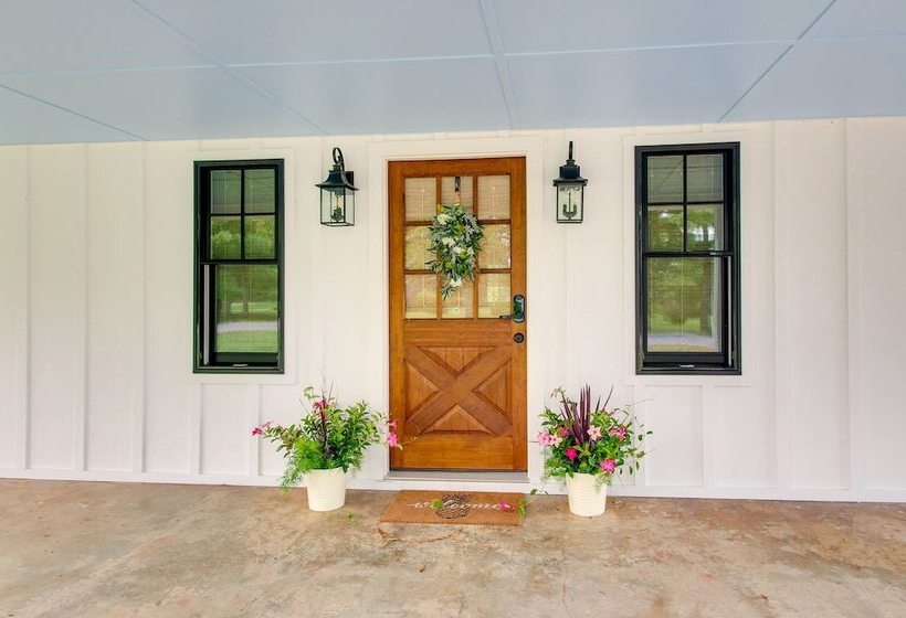 Modern Altavista Farmhouse W/ Countryside Views