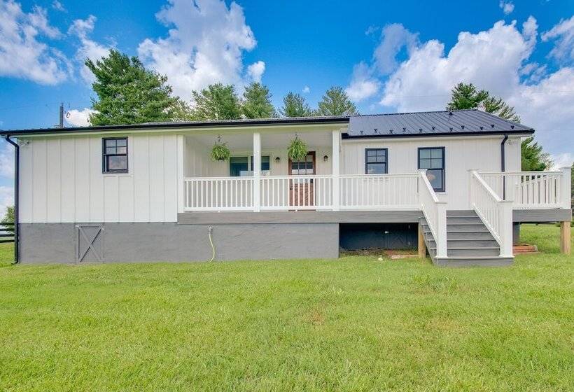 Modern Altavista Farmhouse W/ Countryside Views