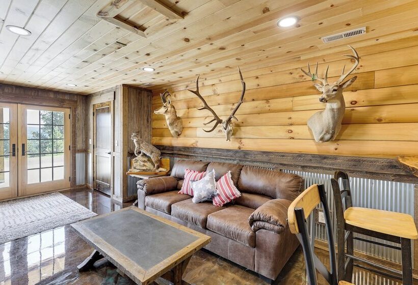 Peaceful Wyoming Cabin W/ Spacious Deck & Wet Bar!