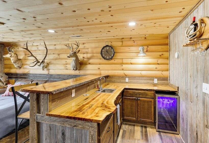Peaceful Wyoming Cabin W/ Spacious Deck & Wet Bar!