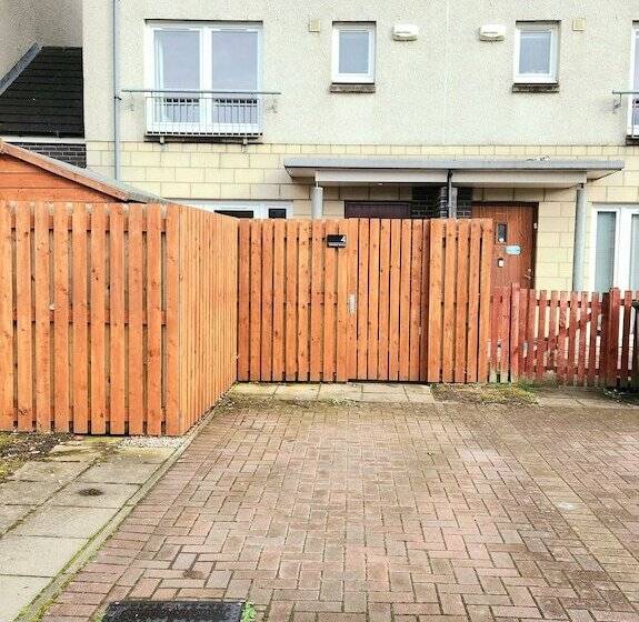 פנסיון Modern 5 Bed Townhouse With Free Parking