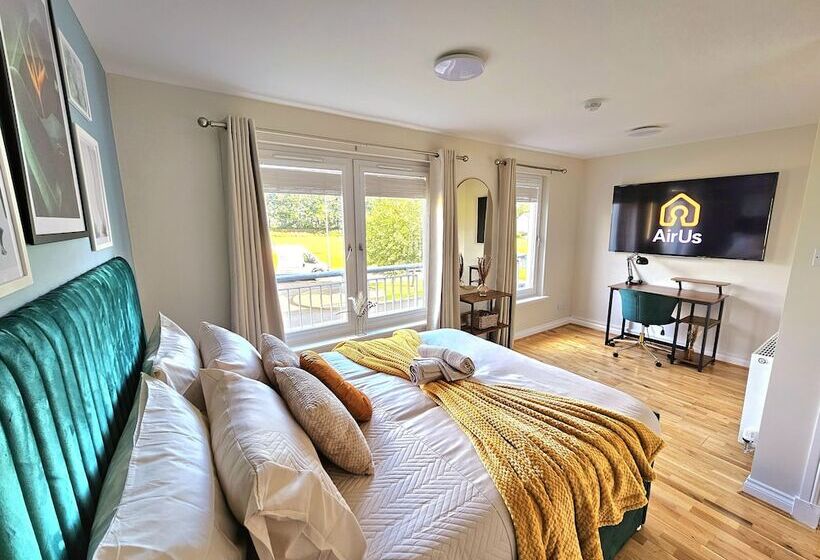 פנסיון Modern 5 Bed Townhouse With Free Parking